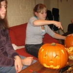 YouGend schnitzt Kürbisse